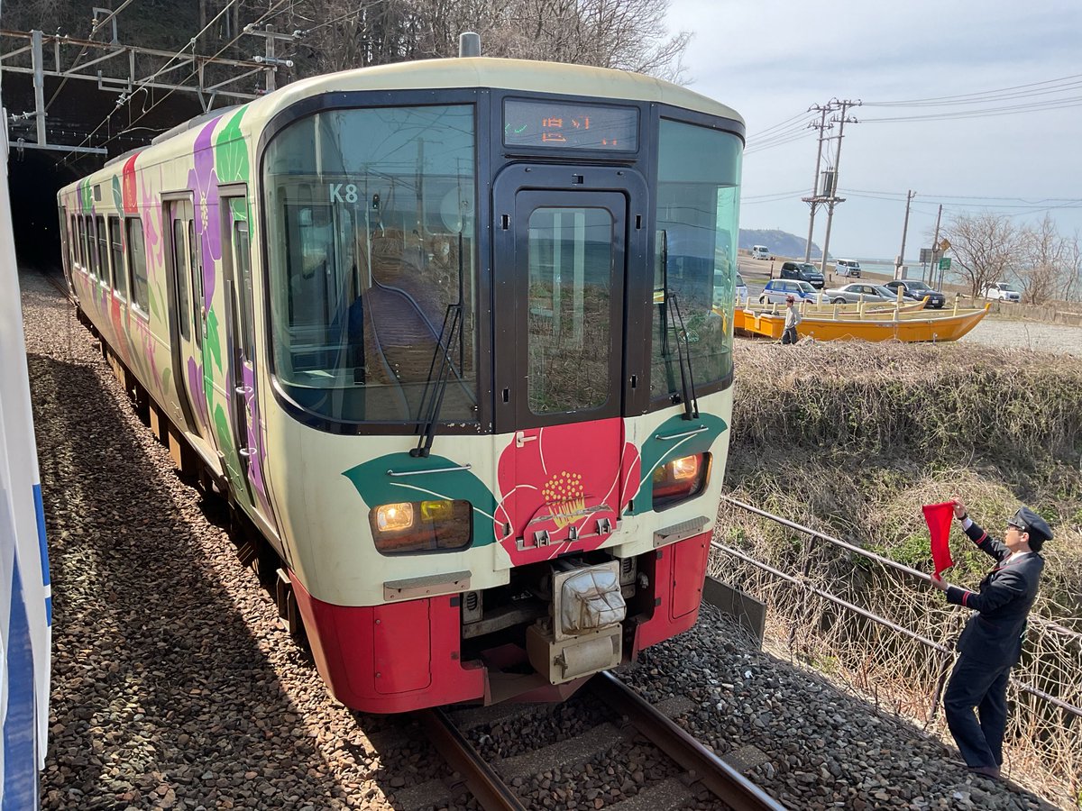 tantan2466's tweet photo. 本日えちごトキめき鉄道の455系・413系巡行快速ホリデーライナー1号乗車中まさかの故障で運転打切りとなりまして救援車が来て直江津に戻ります。 https://t.co/5tm9gb4ufE