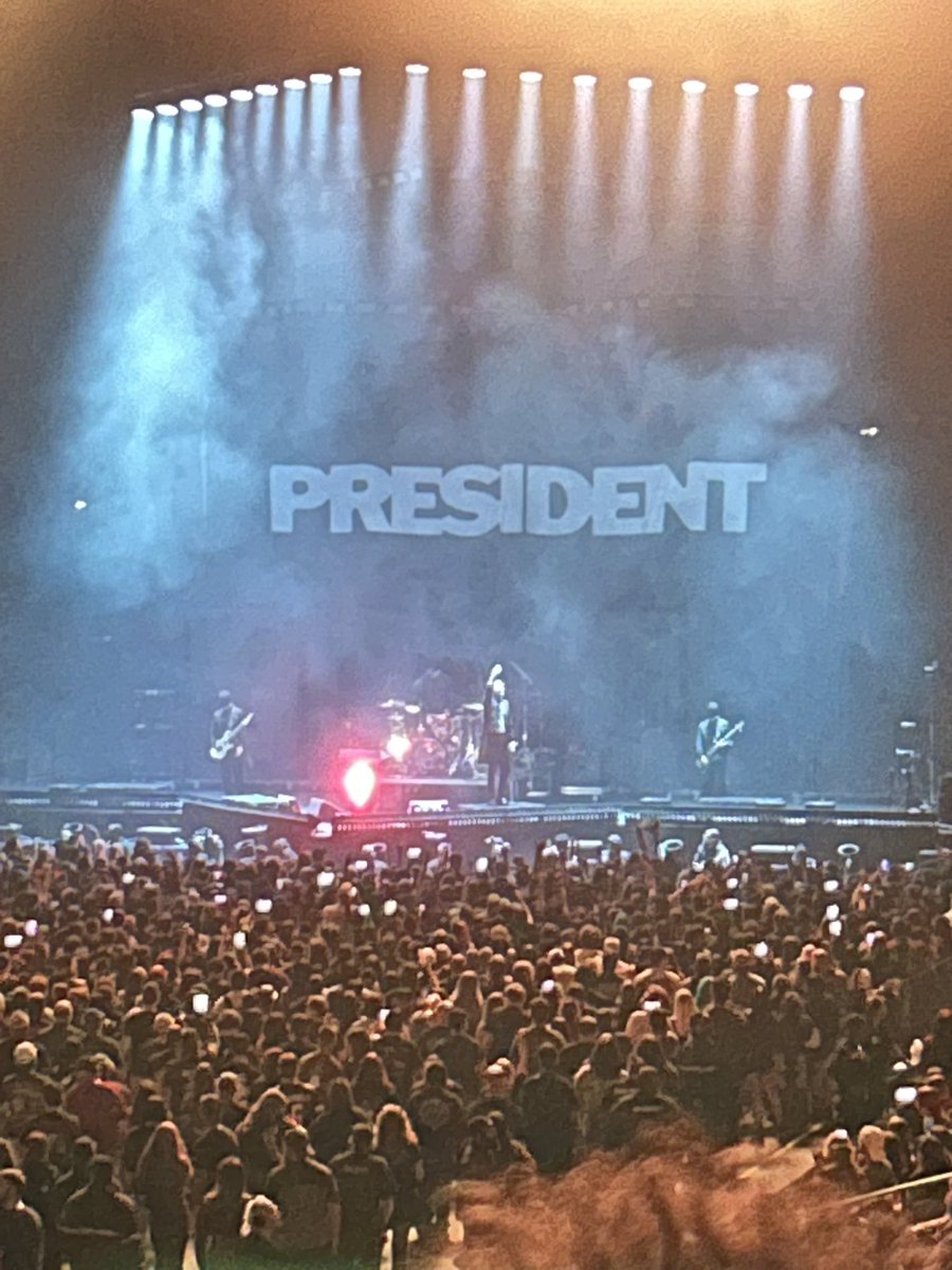 cx_delta's tweet photo. This week has been awesome got 9th in the pioneer 2k at HBMO then top 4 split in the modern 5k and got to see bad omens with the big and beautiful Buddy and to top it off got to get rowdy with some random humans so fuck yeah https://t.co/afKaOYoR1S