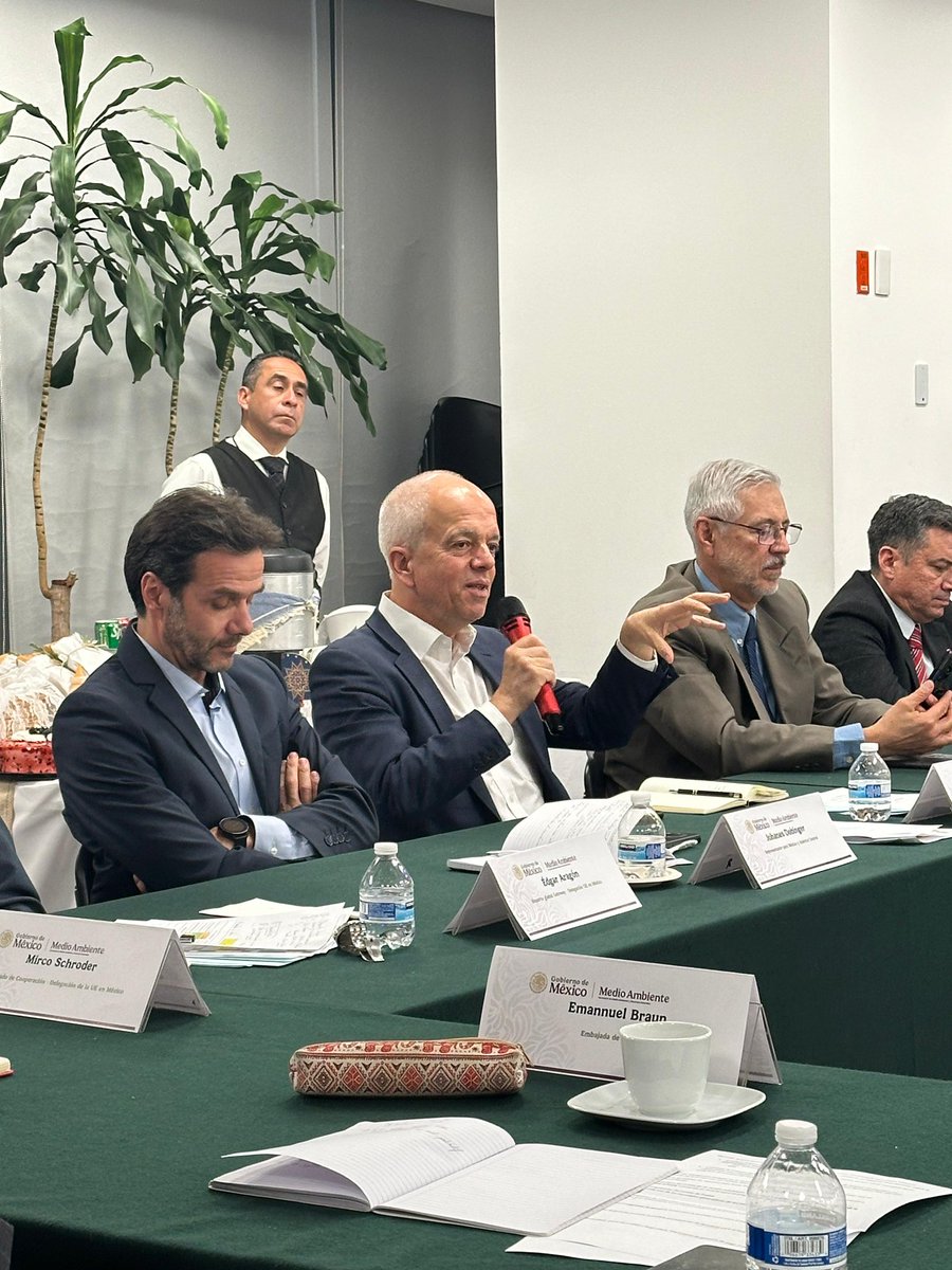 UEenMexico's tweet image. Hoy celebramos, junto a @SEMARNAT_mx, una mesa de diálogo con empresas 🇪🇺 y 🇲🇽 especializadas en reciclaje de residuos, donde exploramos oportunidades de inversión en los Polos de #EconomíaCircular.

Este sector es prioritario en la Agenda de Inversiones #GlobalGateway en México.