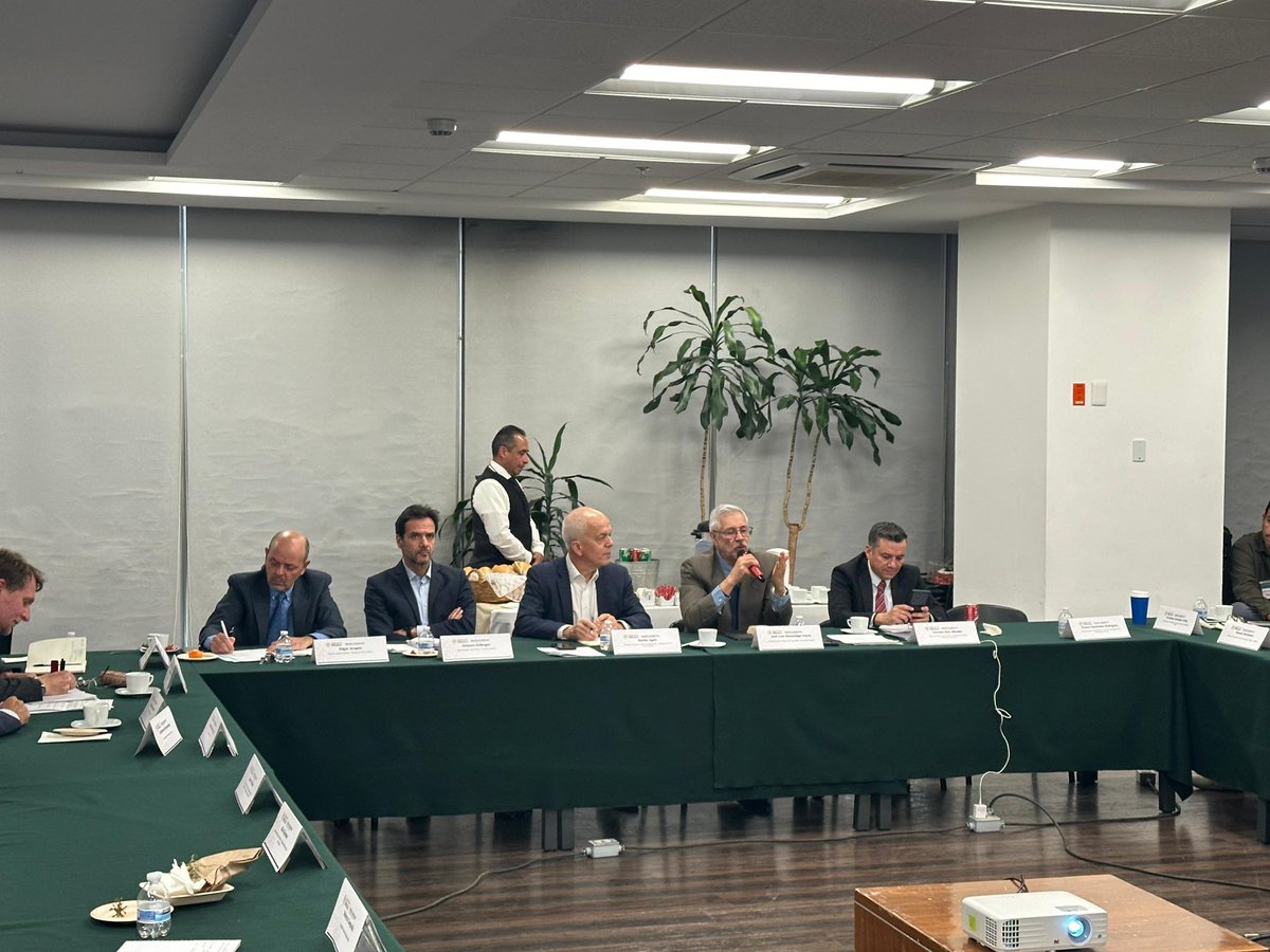 UEenMexico's tweet image. Hoy celebramos, junto a @SEMARNAT_mx, una mesa de diálogo con empresas 🇪🇺 y 🇲🇽 especializadas en reciclaje de residuos, donde exploramos oportunidades de inversión en los Polos de #EconomíaCircular.

Este sector es prioritario en la Agenda de Inversiones #GlobalGateway en México.