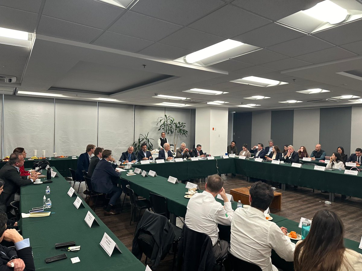 UEenMexico's tweet image. Hoy celebramos, junto a @SEMARNAT_mx, una mesa de diálogo con empresas 🇪🇺 y 🇲🇽 especializadas en reciclaje de residuos, donde exploramos oportunidades de inversión en los Polos de #EconomíaCircular.

Este sector es prioritario en la Agenda de Inversiones #GlobalGateway en México.