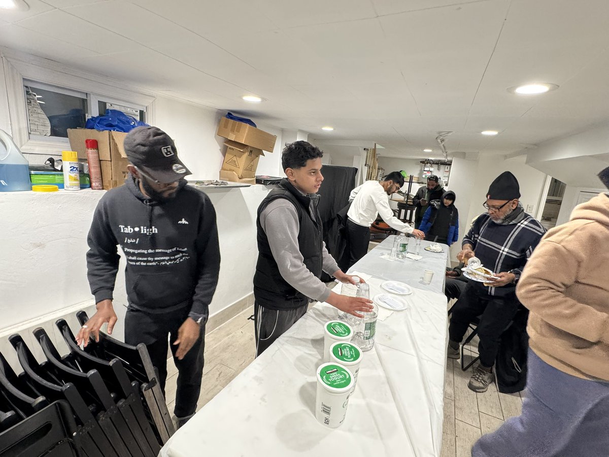 MkaBronx's tweet photo. And just like that Alhamdulilah Bronx concluded it’s last iftar for this Ramadan with gratitude, empathy and blessings. May Allah accept all of our sacrifices and allow all of us to see this beautiful month again. Inshallah. Ameen. JazakAllah https://t.co/L74v35QVIu