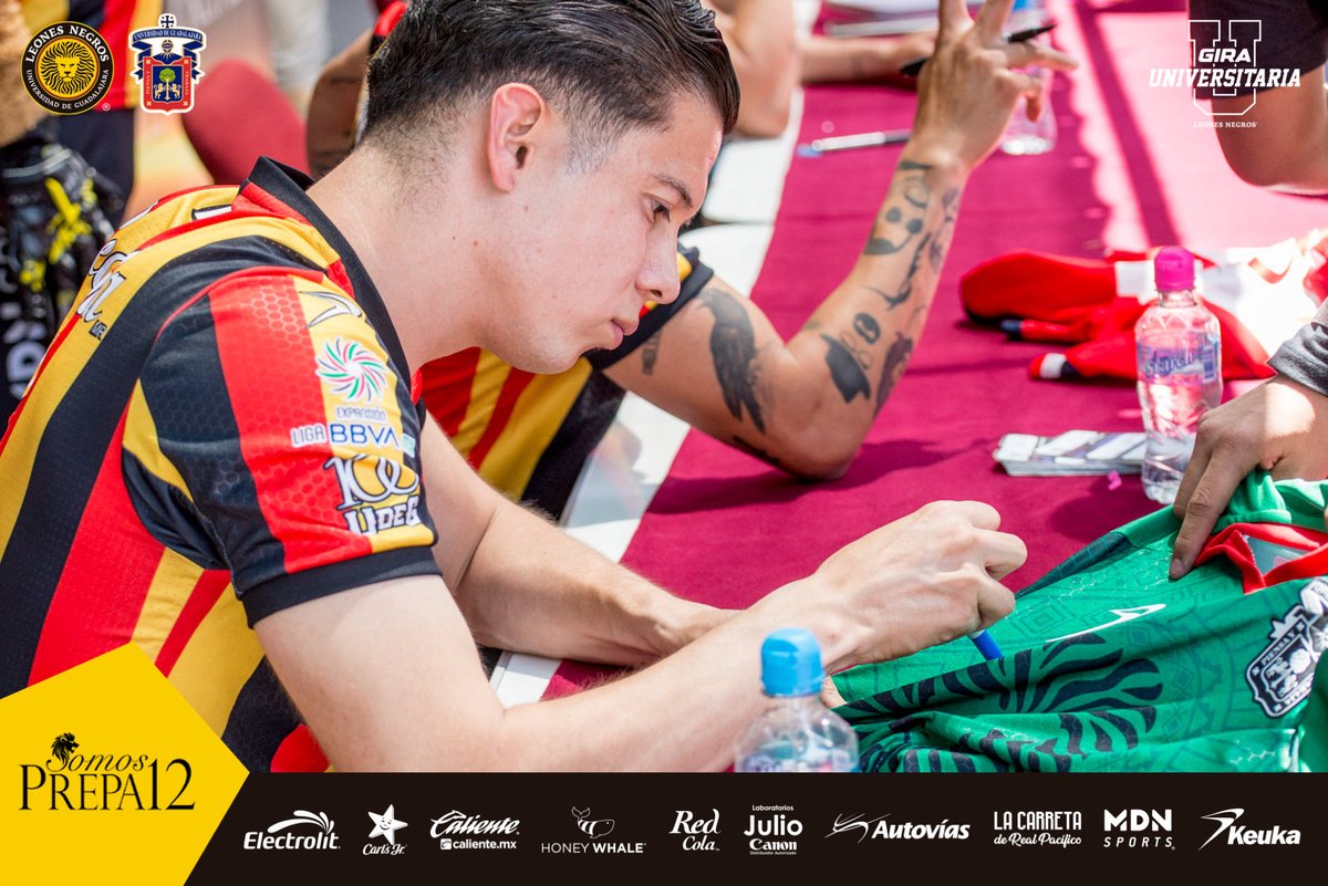 LeonesNegrosCF's tweet photo. GRACIAS POR ESTE RECIBIMIENTO CON GARRA 🤝 #Prepa12 @sems_udg 📚🇧🇪
Nos seguimos viendo, ahora para rugir en el Jalisco este #DomingoDeLeones. 🎖️ Invitados Especiales. 👋🦁 https://t.co/abg1SCv1F0