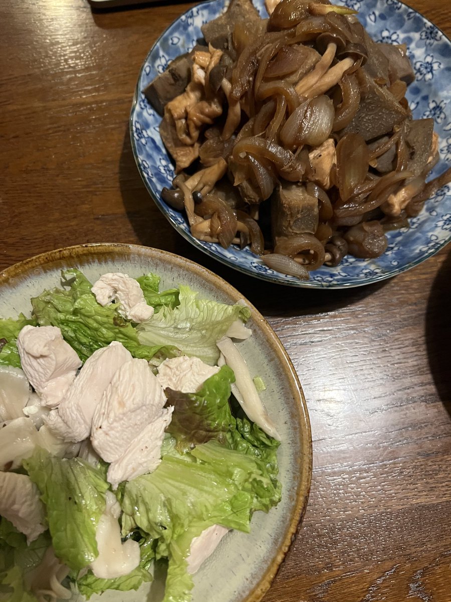 yuya_programing's tweet photo. 久々に手応えある料理が作れたぜ
(∩*˘∀˘*)∩🍳🔥

サラダ
・サニーレタス、鶏ムネ、豆腐、舞茸
・お酢、塩、胡椒

煮物
・里芋、玉ねぎ、しめじ、余った鶏ムネ
・酒、醤油

調味料多いとテンパるので、これだとマルチタスクできて楽しい(≧∇≦)♥️ https://t.co/57TDmVslYS