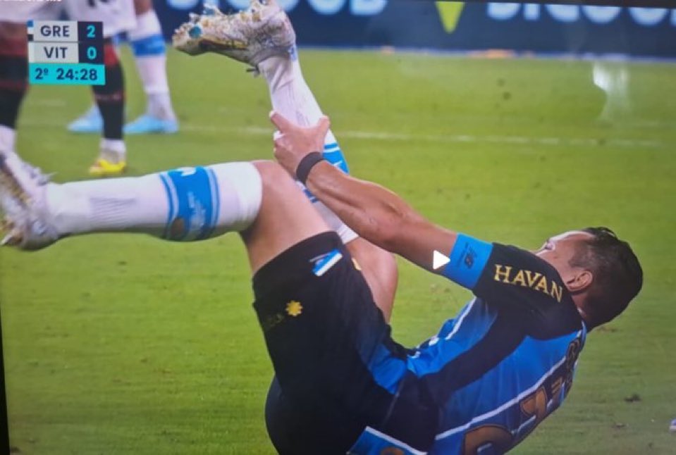 DiogenesA87's tweet photo. @Gremio O torcedor do Grêmio tem que sentir orgulho de ter um cara desse no elenco.

Saiu agradecendo, mostrando respeito pela torcida mesmo na dor.

Melhoras Marlon. https://t.co/0la606srKs