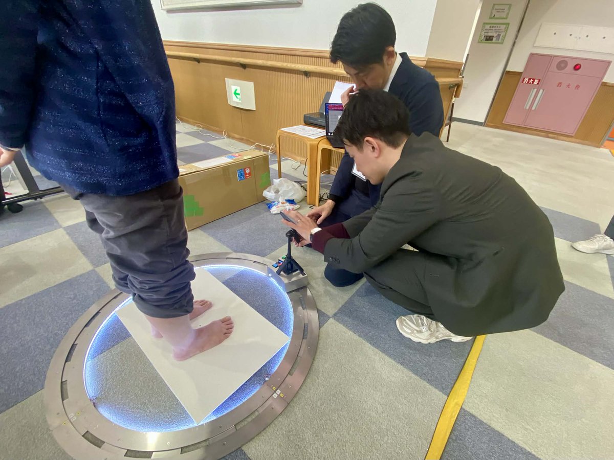 daichi_JHC's tweet photo. 奈良県・明日香村で3Dスキャンを利用した足健診検証を実施してきました！
のべ50名の方にご参加頂き、足の形と転倒リスクに関するデータを取得させて頂きました。
偏平足や外反母趾などの足の形状が転倒リスクになっていることは明らかになっていますが、
スマホで簡単に3Dスキャンして、そのリスクがすぐに分かるとよいなと考えています。