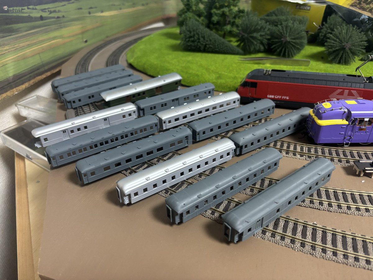 SMR_da4ze2you1's tweet photo. 南満洲鉄道の車輌が、GMエコノミーキットあるいはキングスホビーで製品化されていたら。

そんな趣旨で始めた1/160満鉄客車シリーズ。

内製化により表現の幅が広がるも、まずはなるべく当時意図していた粒度で、一編成分揃えてみた。 https://t.co/pvjTwXJTLl