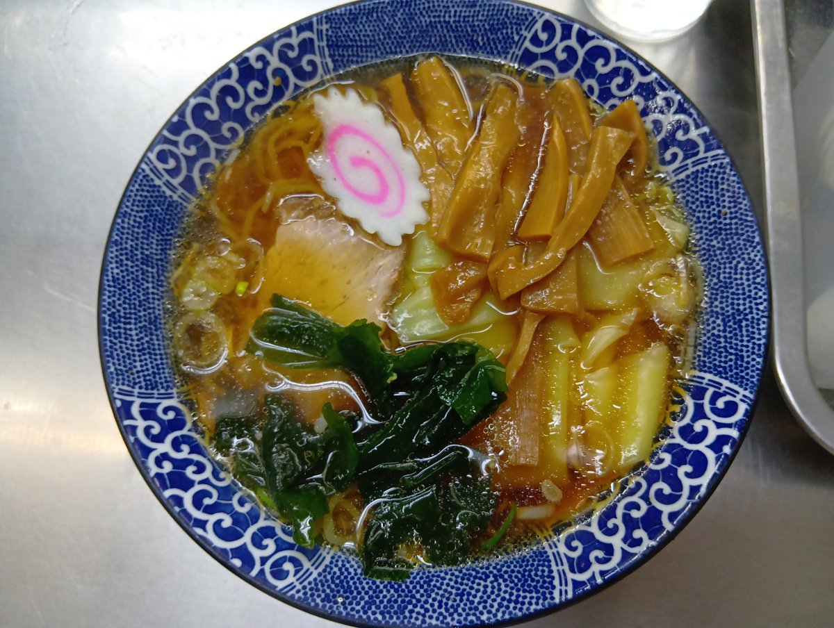 gingerer87's tweet photo. ありがとう西新井らーめん
今月で閉店
本日07:55着、前には8人 意外と並ばなかった
悩んでワンタン麺
このホームの風に吹かれて夏の暑い時も冬の寒い時も
ここで食べるのが大好きだった
初めて食べてから40年以上お世話になりました https://t.co/CwRoc7Wxy4
