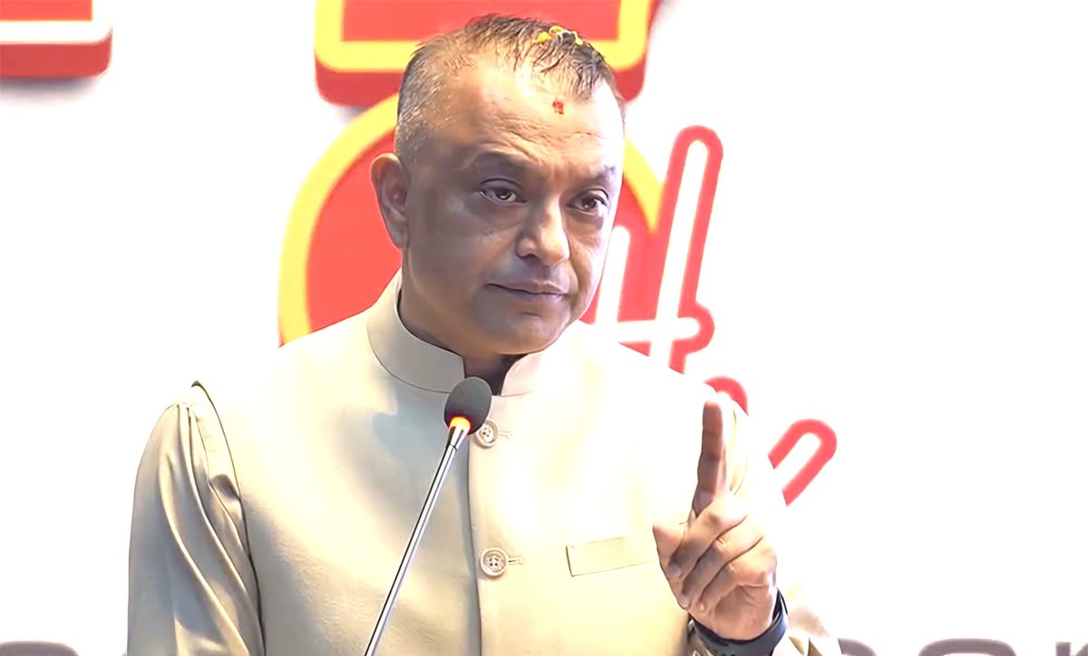 मिडिया र नागरिक समाजको 'एउटा ठूलो खण्ड' ले निरन्तर पूर्वाग्रहपूर्ण रूपमा खेदेर दुईजनालाई देशको नेतृत्वमा पुर्याउन ठूलो भूमिका खेल्यो।

अनि मिडिया र नागरिक समाजको त्यही 'ठूलो खण्ड'ले एकजनालाई निरन्तर अन्धभक्तपूर्ण प्रेम र प्रवर्द्धन गरेर भर्याङ्बाट लडाउनमा ठूलो भूमिका खेल्यो।