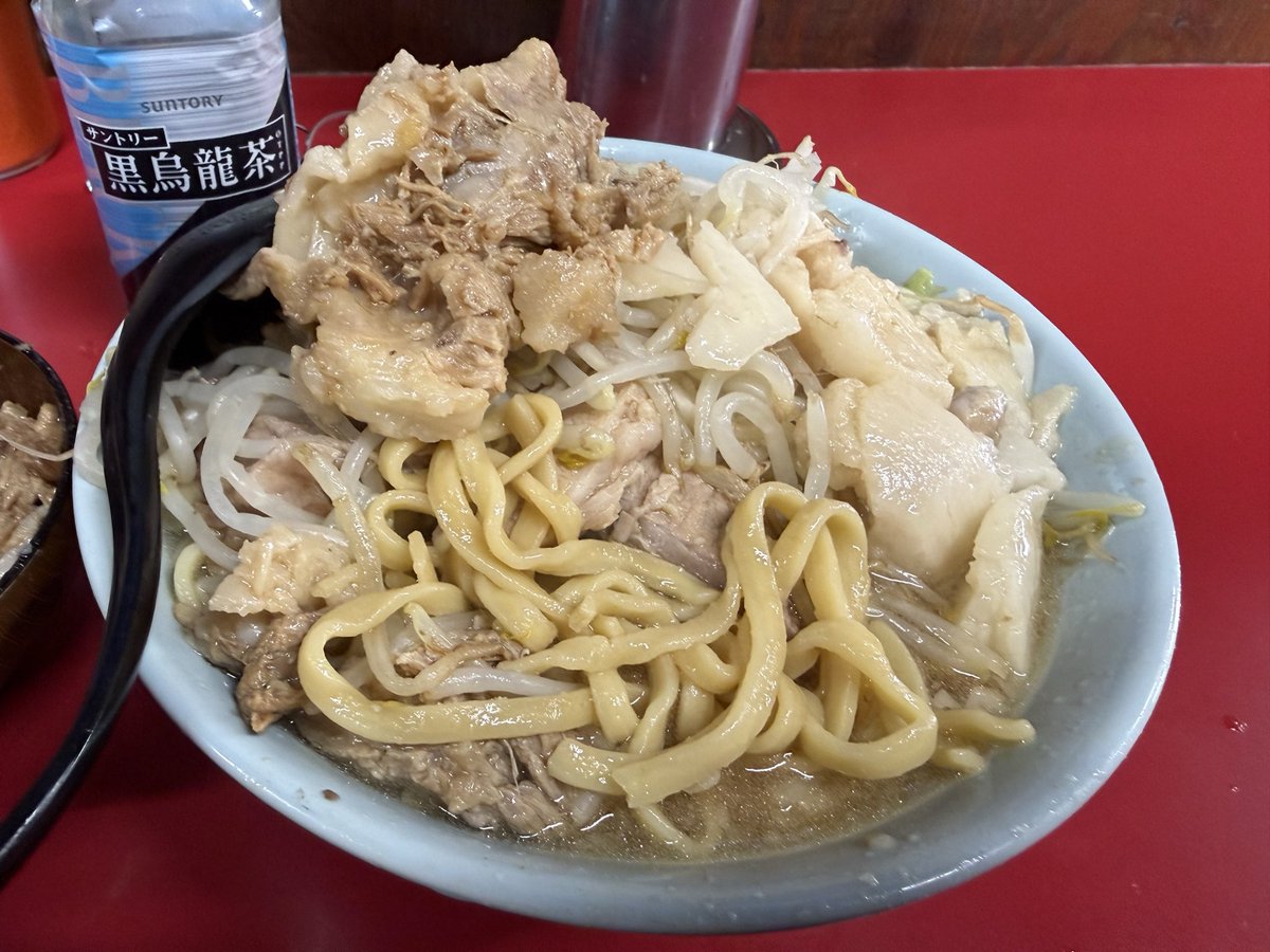 1年ぶりの新潟二郎　トッピングが増えてて嬉しかったな〜
値上げはしてたけどこれだけコスパ良かったら仕方ないよね
相変わらず美味しい！