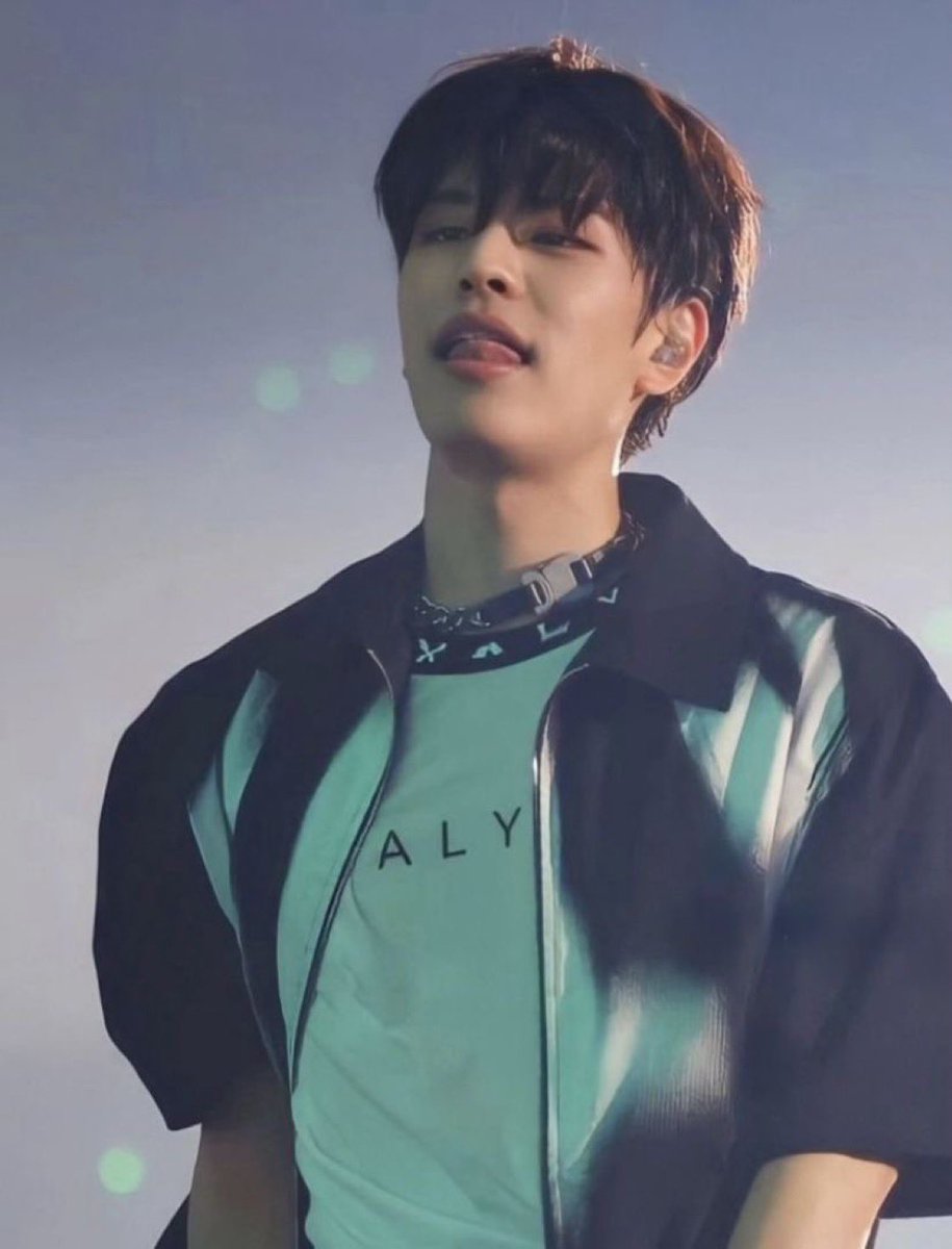 this image makes me sick. bc it looks like he has a collar....