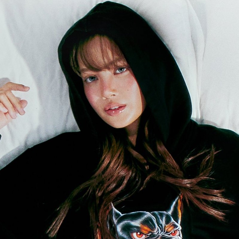 analis. 🧛🏻‍♀️ tweet media