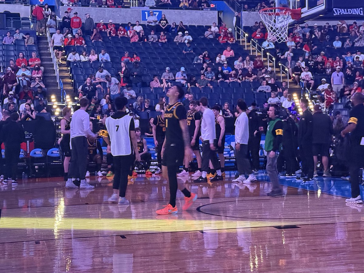 dp_geg's tweet image. My seat for the call of @VandalHoops tonight in the NCAA tournament. #FrontRow
