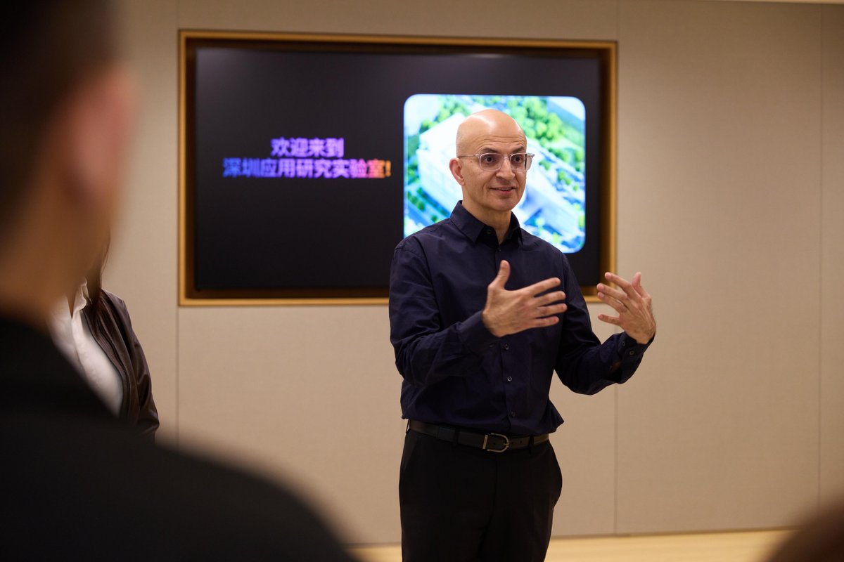 szdaily1's tweet image. U.S. tech giant @Apple’s #appliedresearch #lab in the Shenzhen Park of the Hetao Shenzhen-Hong Kong Science and Technology Innovation Cooperation Zone opened to journalists for the first time Tuesday.

#SabihKhan, #Apple’s chief operating officer, and Isabel Ge Mahe, vice