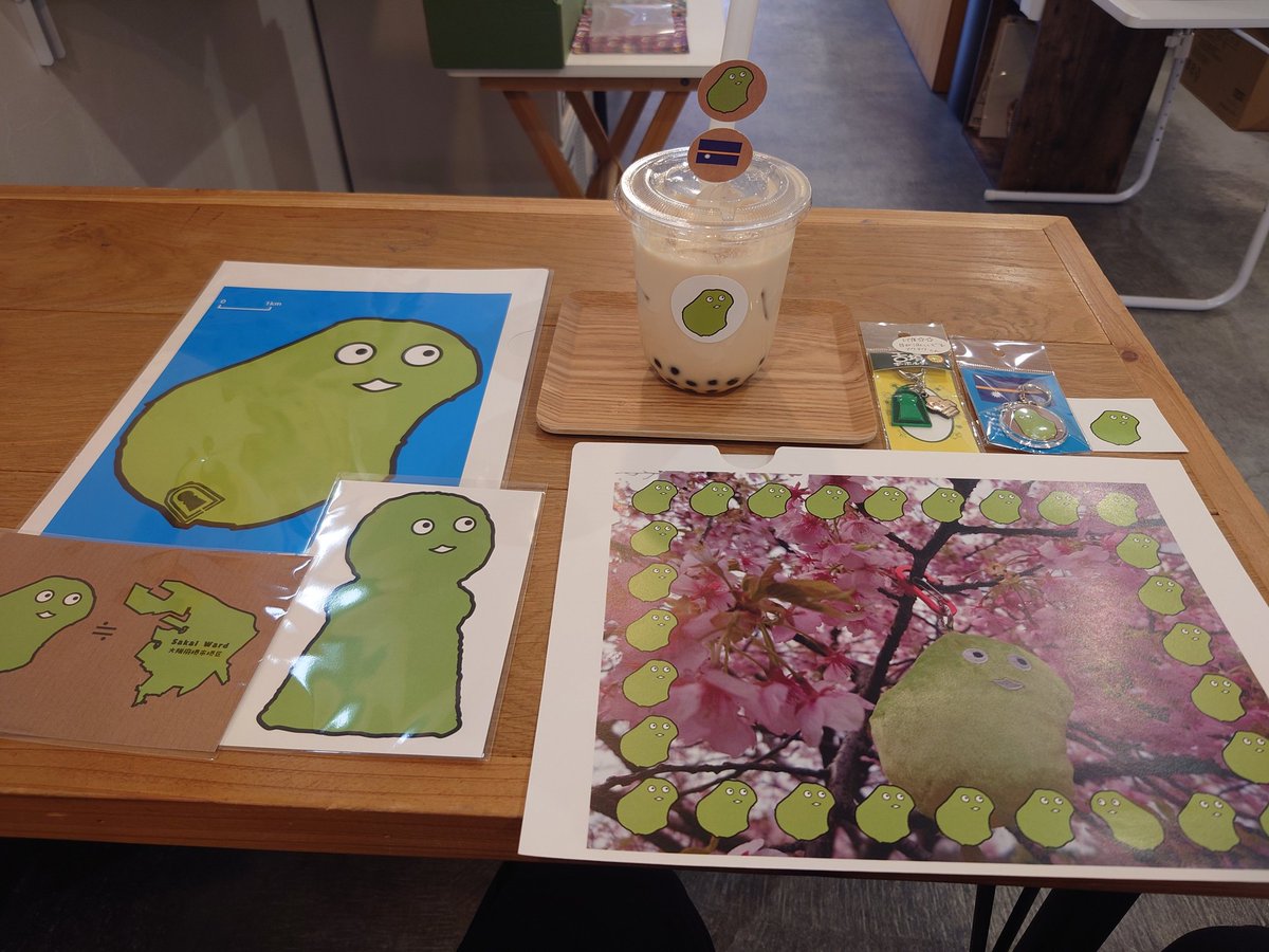 ponkotsukojirou's tweet photo. ナウル屋出張所訪問記
堺出張所様(@cafe_kami)へお邪魔しました。
古墳や埴輪など堺関係のグッズなどもあり、落ち着いた雰囲気のカフェです😄 
オリジナルのペーパーホルダーも作成しました、お約束通りナウルくんで(笑)
キャラメルタピオカもいただきました😋 https://t.co/1pckqqVylf