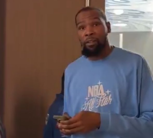 KenHeLive tweet media