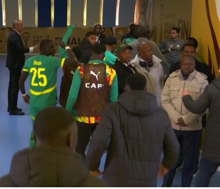 WesternSaharaQ's tweet photo. Les articles 82 et 84 de la #CAF en personne ..
Je croyais pas avant qu’il existait des gens qui défendent ce comportement..
#Senegal #Maroc #afcon #afconfinal https://t.co/brP9OGRfpQ