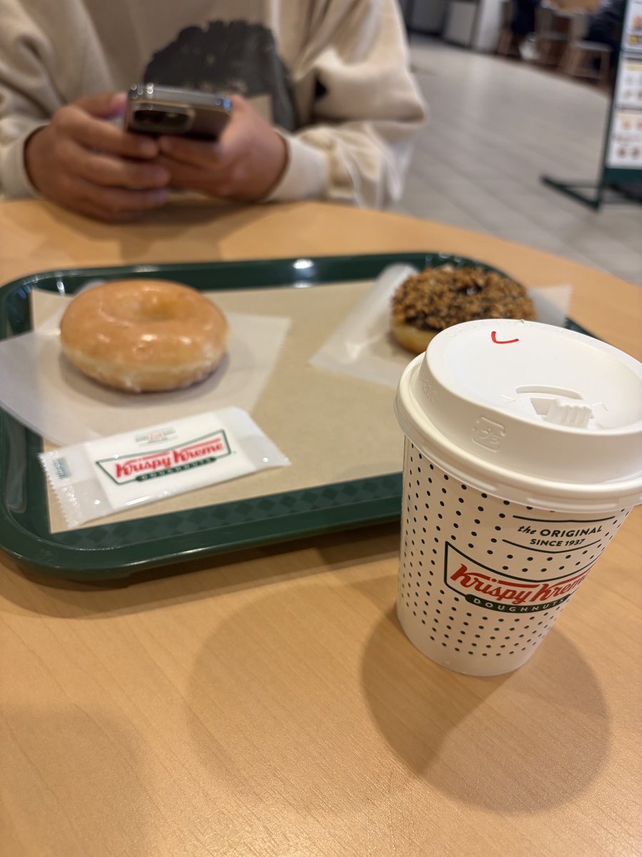 お久しぶりの🍩
息子は温めた方が俄然美味しいというけど、わたしドーナツは温めない派！いつもながらグレーズドが1番好きー！