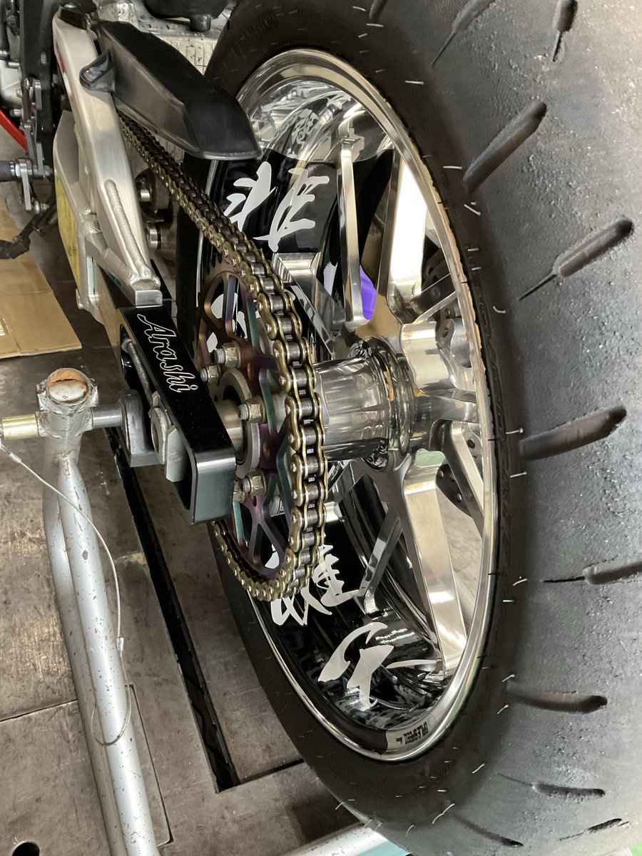 CHUOHONDA's tweet photo. EKさんのThreeDはいいぞ。
CBR1000RRでドラッグレースに使用。
530>520に2サイズダウン
ローギヤード化+ロングスイングアーム化で140リンク
7000回転からのクラッチインで1日20本程度走っても調整不要。
2レースは無調整で給脂のみ。
使い始めて3シーズン目だが交換歴無し。
#EKチェーン
#ThreeD https://t.co/BoDGfXMTYr