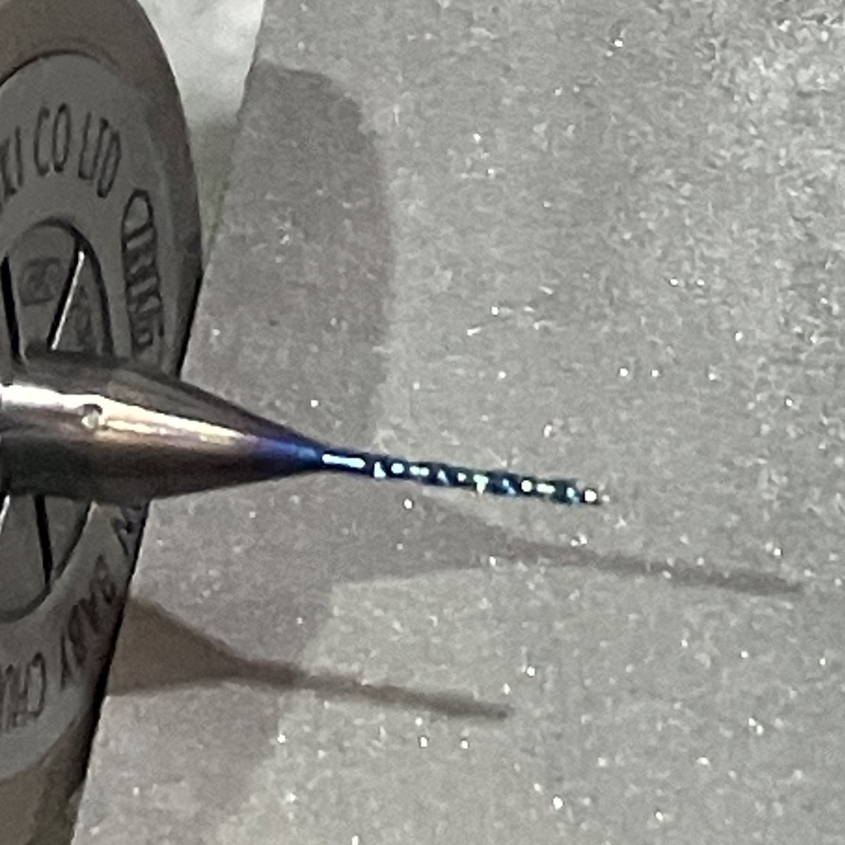mamo_work's tweet photo. [加工実況]0.5mmのドリル、使い終わって外す時に違和感が
これ、先の片側だけ白いよ、欠けてるか折れてるかしてない？？

…見えない…コーティングが剥がれてるだけかも…
アルミのパイプへの穴あけはちゃんと出来てて、終わってから折れたのか…それとも最初から折れてたか、折れてないのか謎→ https://t.co/F3jrCosjuF