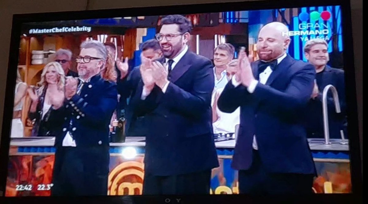 MaiaEstevanacio's tweet photo. Los voy a extrañar.. 🫶🏻
@wanditanara ✨ @DamianBetularOk ✨
#DonatodeSantis ✨
@germantegui ✨
#MasterChefCelebrity
#MasterChefCelebrityArgentina Hermosa temporada!! https://t.co/4z1qwNOObN