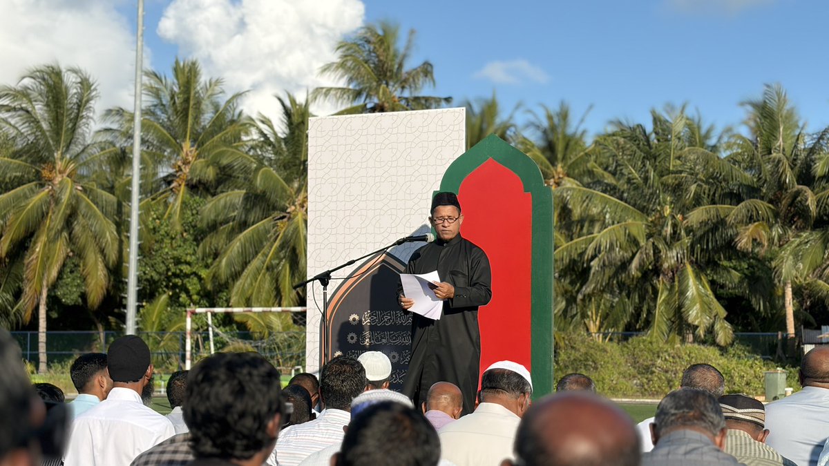 اللهُ أَكْبَرُ، اللهُ أَكْبَرُ، اللهُ أَكْبَرُ 
لاَ إِلَهَ إِلاَّ اللهُ وَاللهُ أَكْبَرُ اللهُ أَكْبَرُ وَللهِ الْحَمْدُ
اللهُ أَكْبَرُ، اللهُ أَكْبَرُ، اللهُ أَكْبَرُ
اللهُ أَكْبَرُ كَبِيْرًا، وَالْحَمْدُ لِلَّهِ كَثِيْرًا وَسُبْحَانَ اللهِ بُكْرَةً وَأَصِيْلاً