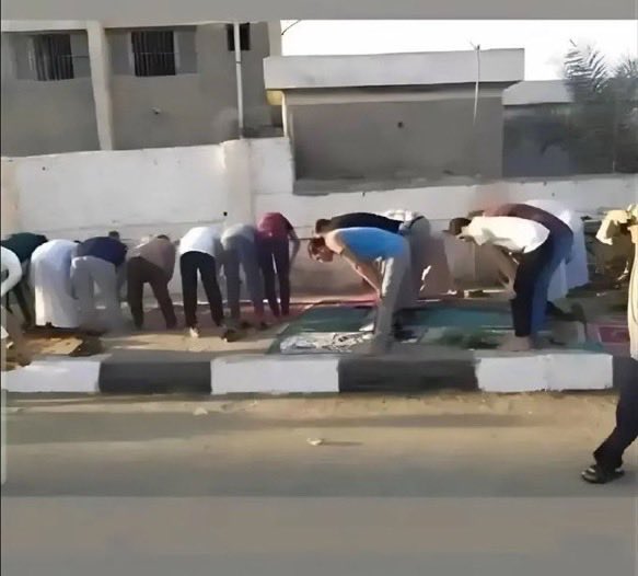 alk3aam's tweet photo. 🚨بعد قليل …

فعاليات المصريين السنوية في صلاة العيد. https://t.co/wmchxSjWZ7