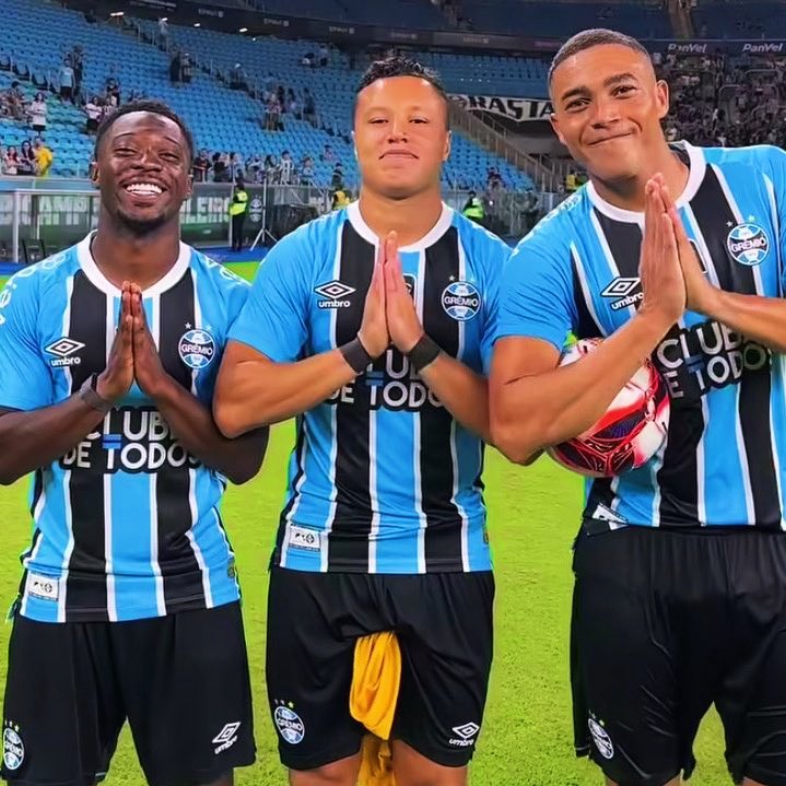 MMTG28348570's tweet photo. @Gremio @oleonardomuller Força Marlon 🙌 Tudo vai ficar bem 🙏🙏🙏  Nosso capitão querido 😭 https://t.co/Pturfdnrhm