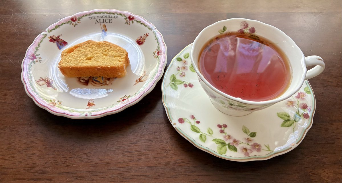 家族の手作りレモンケーキでティータイム🍋
米粉なので少しパサついてしまったようですが、上にかかったアイシングがしっとりしているためちょうど良く食べられました☺️

紅茶はルピシアのとちおとめ〜苺の紅茶〜。
本物の苺が入ったフレーバーティー🍓
春めいてきた今の季節にぴったり🌸

＃茶好連