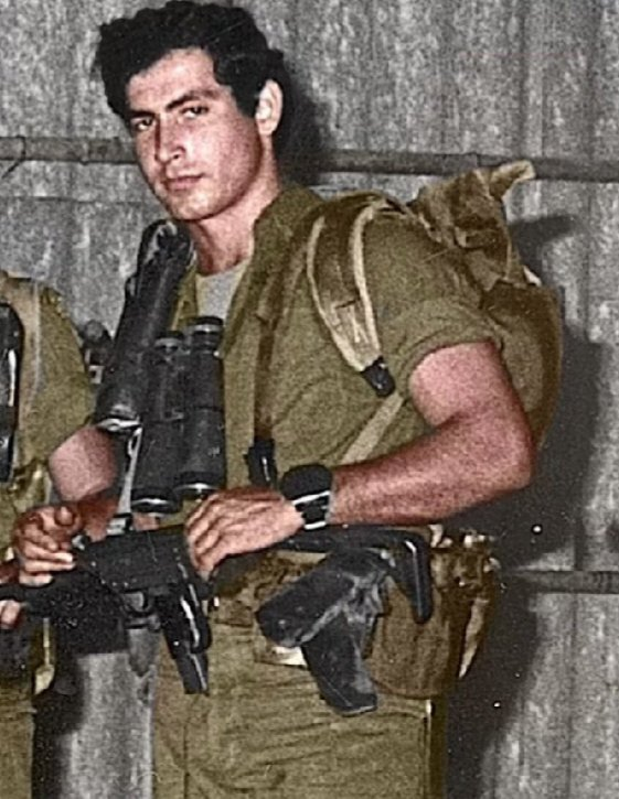 EliAfriatISR's tweet image. The man has been a legend since he was young.