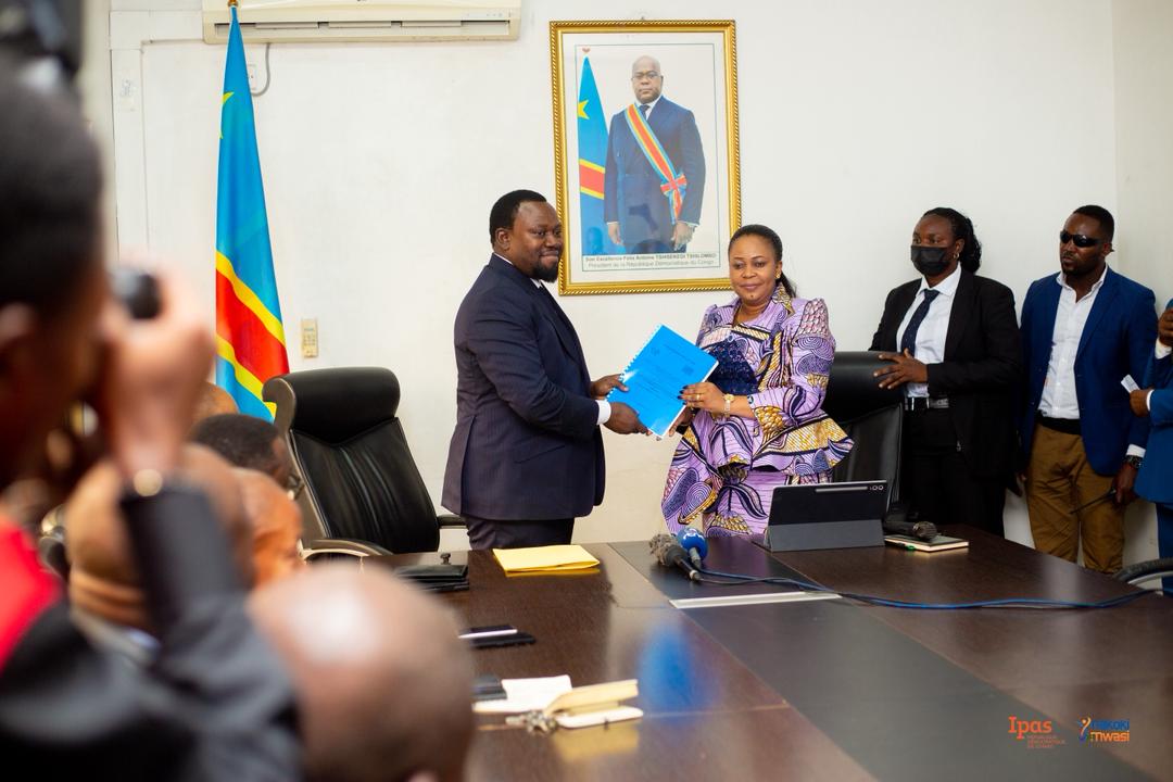MansiantimaOr's tweet photo. La finalisation du rapport périodique sur la mise en œuvre du #Protocole_de_Maputo est une étape clé pour la RDC dans sa mission de protéger et promouvoir les droits des femmes et filles.
#pasderecul
@SamuelMbemba4
@MichelineOMbae
@AU_WGYD
@Presidence_RDC https://t.co/3M8RXwy97N