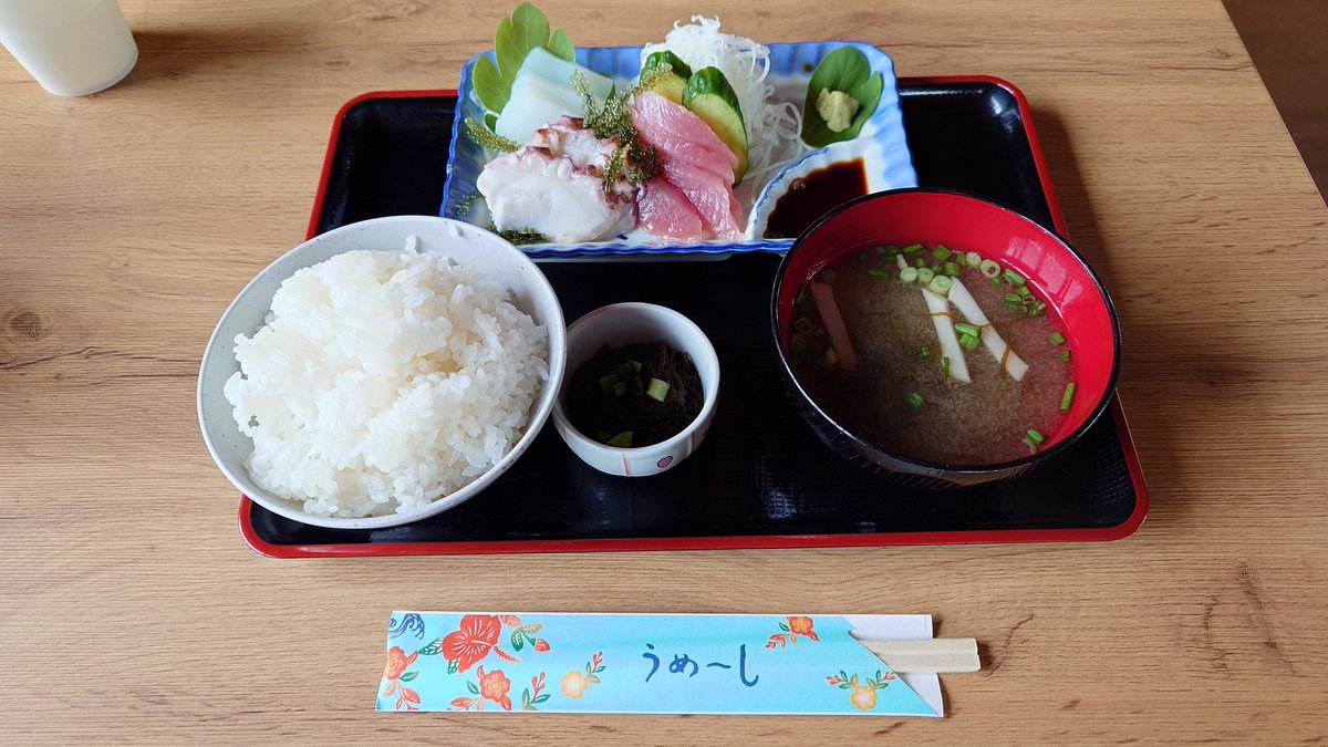 papa_sanda's tweet photo. 久高島でチャリ散歩
お昼ご飯はさしみ定食
#沖縄 https://t.co/oPYwXXZp2d