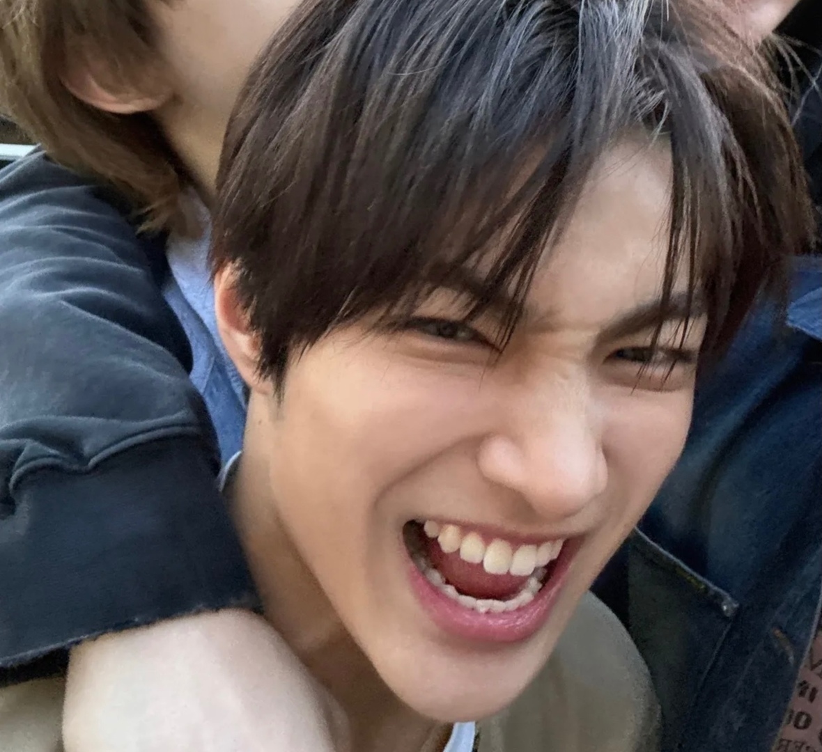 Base umum bisa follow @cornerfess tweet media