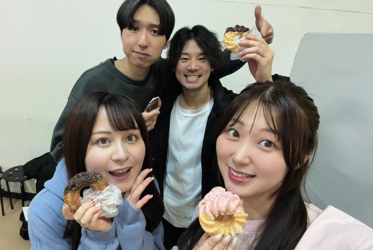 #皮肉にも天使

初演の一磨を演じていた未来さんが
稽古場に来てくださり、見ていただきました。

丁寧に紡いで、向き合っていきます！

ドーナツもいただきました✨🍩
染みた…おいしかった…❤️

みんなはミスド何が好き🥰？

⬇️チケット予約まだまだ増やしたい👏
ticket.corich.jp/apply/436161/0…