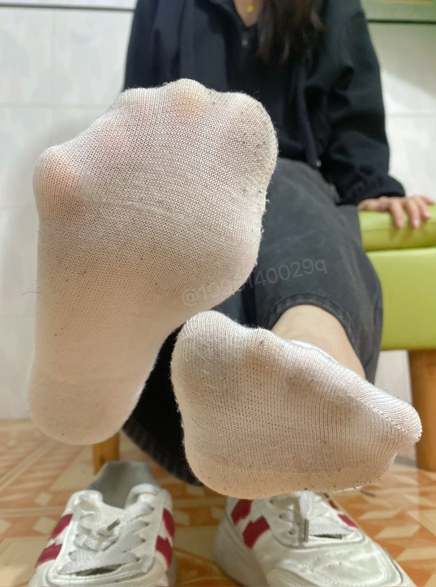 1095140029q's tweet photo. 用最闷的运动鞋闷出的棉白袜，湿湿的脚底，脚汗都被袜子吸附住，白袜底都被摩擦起球，发黑略黄，，谁敢闻？

关注评论点赞抽一个送 https://t.co/9tk3ntTgH5
