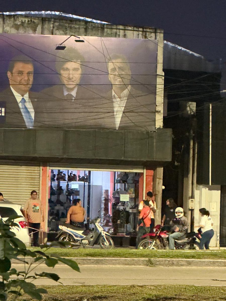 Fabyer's tweet photo. Pero @FedericoVeiga_ escuchame una cosa rey, encima que fueron poco más de 100 personas, 30 pasaron a cobrar de la sede de @gerardohuesenok los 30k que les prometieron.

Militancia orgánica? Que sigue? El mercado regulandose solo? https://t.co/HWVdgrRba8