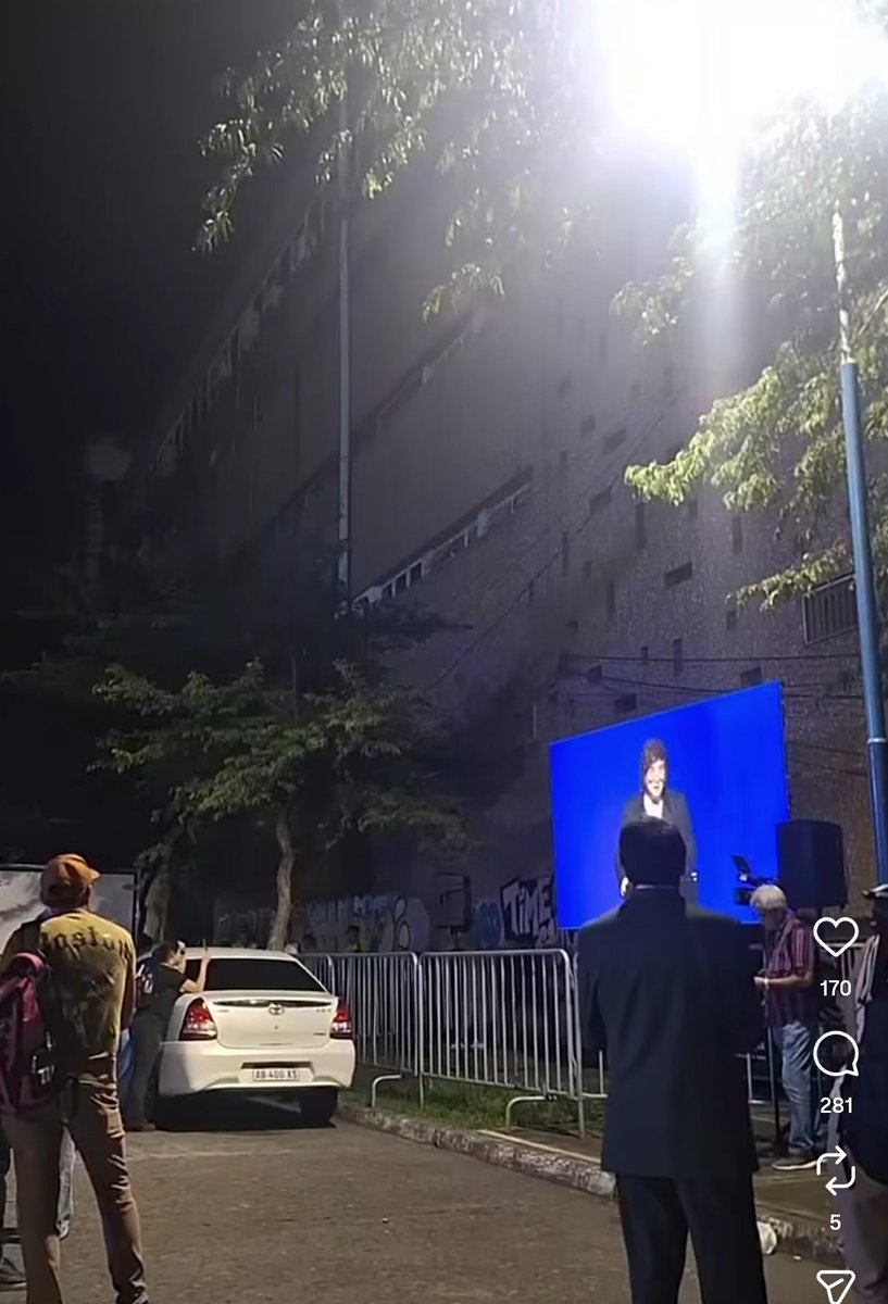 Fabyer's tweet photo. Pero @FedericoVeiga_ escuchame una cosa rey, encima que fueron poco más de 100 personas, 30 pasaron a cobrar de la sede de @gerardohuesenok los 30k que les prometieron.

Militancia orgánica? Que sigue? El mercado regulandose solo? https://t.co/HWVdgrRba8