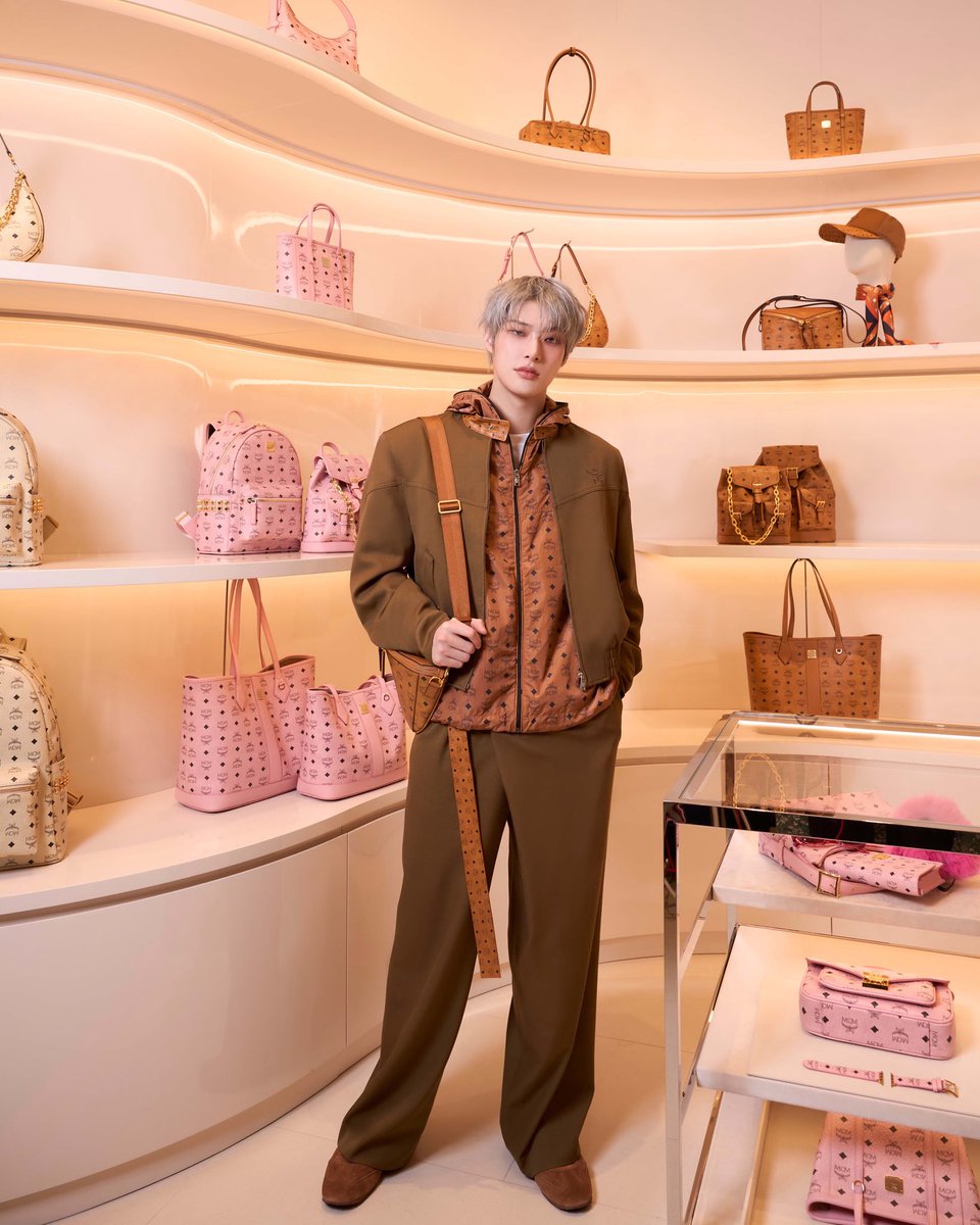 หล่อไม่ไหว! จัดภาพหล่อของหนุ่ม #MINGI #ATEEZ ที่บินลัดฟ้ามาไทย เปิดร้าน MCM Lifestyle Store ณ EmQuartier พร้อมเช็คอิน MCM Café แห่งแรกในไทย โดยเขายังมาในลุคใหม่ พร้อมกระเป๋าใบสวยอีกด้วย 💚

MINGI WITH MCM THAILAND
#MCMTHxMINGI  
#MCMLifestyleEMQ 
#MCMThailand
#MintNews