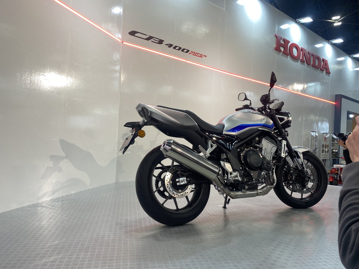hiro19834's tweet photo. 会場の中暑いから一旦外へ避難
CB400だけ撮影して来ました https://t.co/vaRZajuBoi