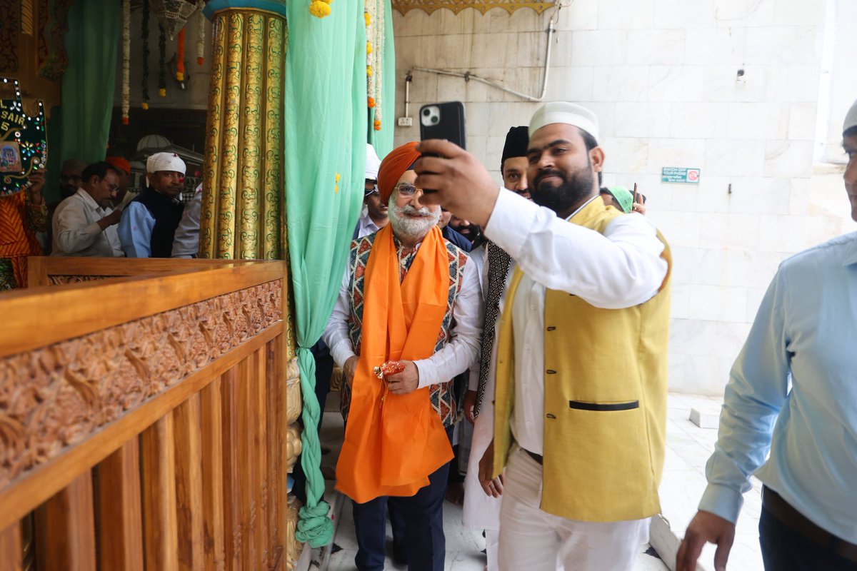 आज फूल वालों की सैर के मौके पर, महरौली में ख्वाज़ा बख्तियार काकी साहब की दरगाह पर फूलों की चादर चढ़ाने का मौका मिला। इस दौरान सभी ने हिंदुस्तान की बुलंदी और देश में अमन तथा सभी की सलामती के लिए दुआ मांगी। योगमाया मंदिर और ख़्वाजा बख्तियार काकी की दरगाह पर मनाया जाने वाला यह