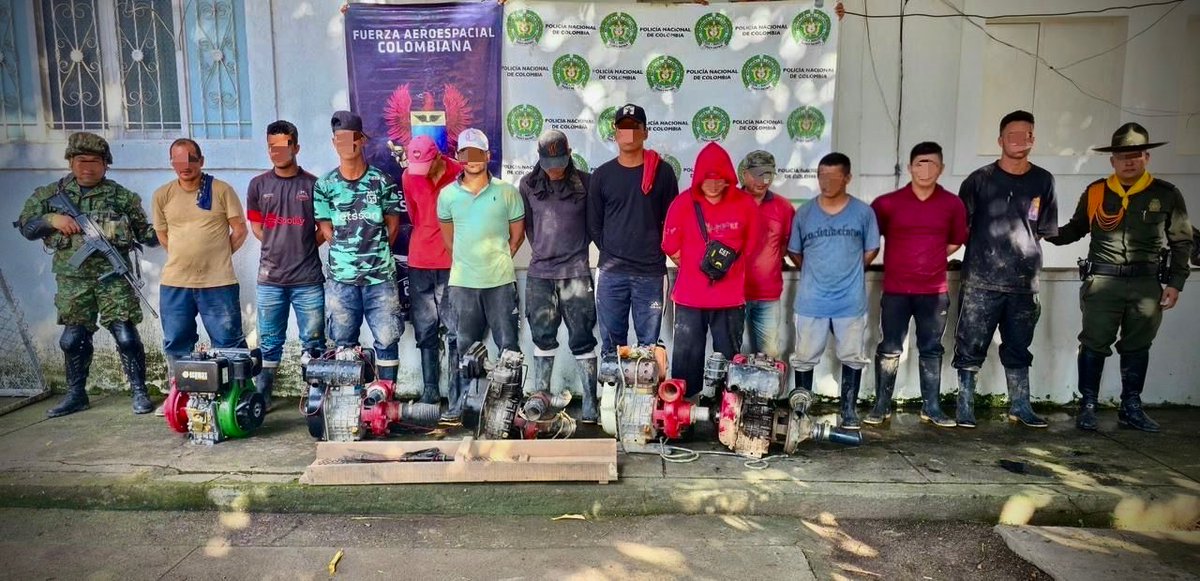 COL_EJERCITO's tweet photo. 🔴🕔📢 #LaPrimeraDelDía | Contundente golpe a la explotación ilícita de yacimientos mineros en Coyaima, #Tolima. 

Durante la acción se logró la intervención de una unidad de producción minera ilegal, dejando como resultado 12 capturas, la incautación de 5 motores y una clasificadora.

Esta operación militar desarrollada por tropas de la #SextaBrigada de @Ejercito_Div5, @FuerzaAereaCol y @PoliciaColombia, representa una afectación de aproximadamente 80 millones de pesos en material y golpea las economías ilícitas del grupo armado organizado Estructura Ismael Ruiz del Bloque Occidental que producían cerca de 200 gramos de oro mensuales, valorados en más de 90 millones de pesos.

#ContundenciaOperacional 
#PatriaHonorLealtad