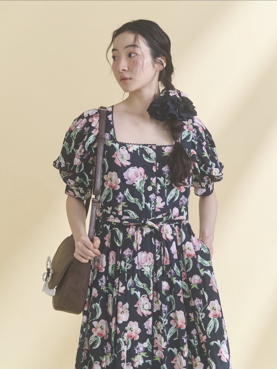 ▷新作情報 flowerプリーツワンピース オフホワイト/ブラック ¥13,200