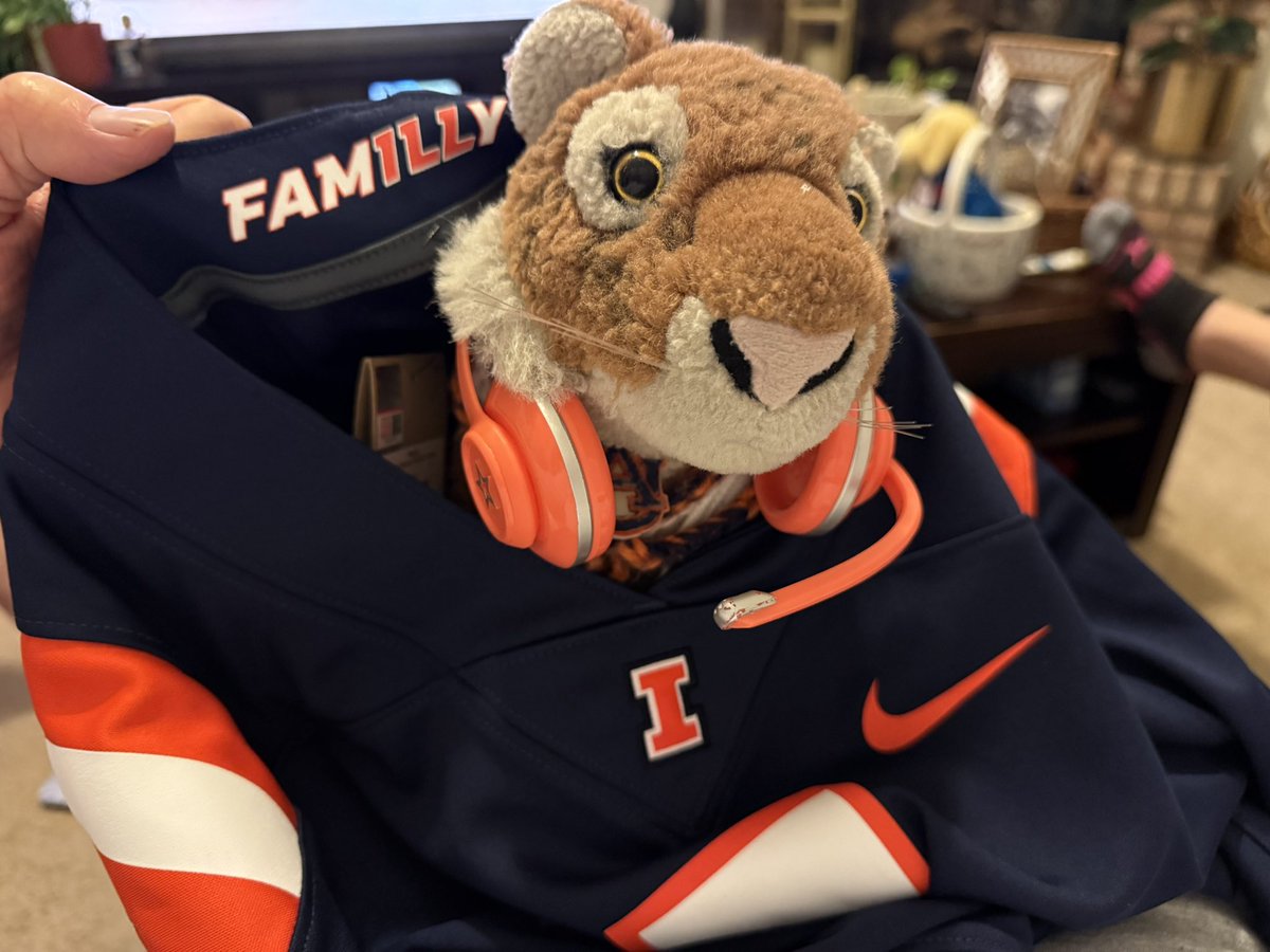 BorisAUTiger's tweet photo. Check out my new Auburn jersey.
It even has "I" for "I, Boris the Tiger."
And it mentions the (Auburn) FamILLy (unfortunate but obvious typo). https://t.co/1yNdFwHCAt