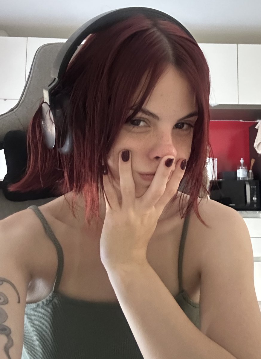 m a r i l ú tweet media