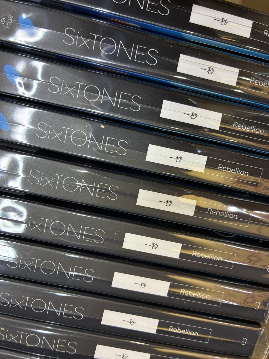 【#SixTONES】

❤️🩷🖤💛💚💙

両A面シングル💿
『一秒 / Rebellion』
本日、再入荷しましたーーーーーーっ‼️
全形態在庫ありっ💎
⚠️＜通常盤＞のみ店頭分特典終了しております。

❤️🩷🖤💛💚💙

🔗tower.jp/article/featur…

#SixTONES_一秒
#SixTONES_Rebellion
#セブンパークアリオ柏店は樹くん推し