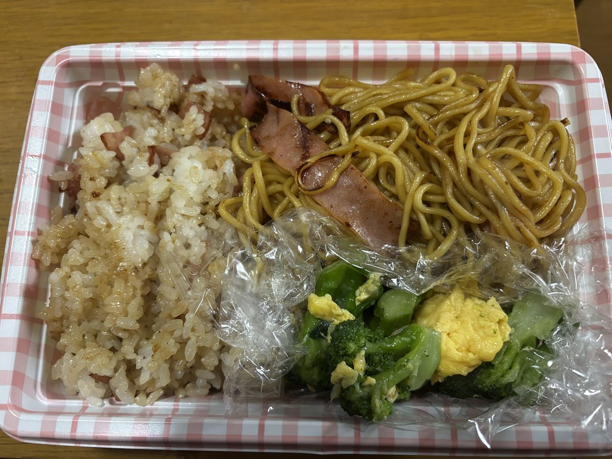 今日のお昼ご飯は

1日で終わらぬように😂

作って来ました😊

炒飯焼きそば弁当🍱

 #お昼ご飯