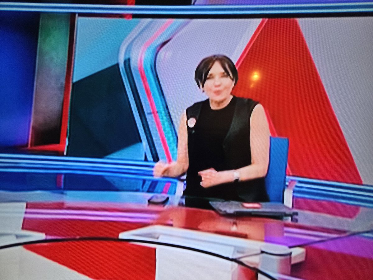 U2rera's tweet photo. @nmasforo, @karlaiberia 
La conductora titular, anda ebria?  pasada? Por que para dar noticias se traba mucho, no creen? https://t.co/78wL7prGVB