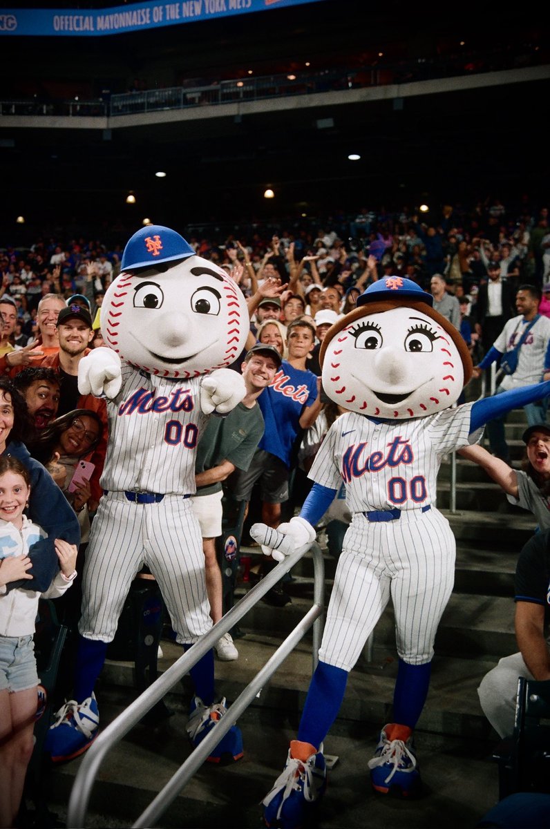 Mr. Met tweet media