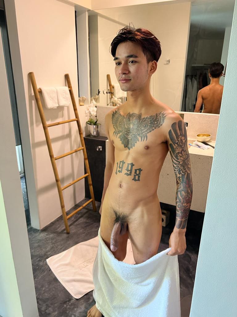 henghen17615651's tweet photo. សាករួចហើយខ្ញុំឃើញគាត់ដូចជាតួរ bottom ទេ តែមកពីលិង្គគាត់ល្អពេកខ្ញុំអោយគាត់ដោតម៉ងទៅ https://t.co/WI0tOKalLY