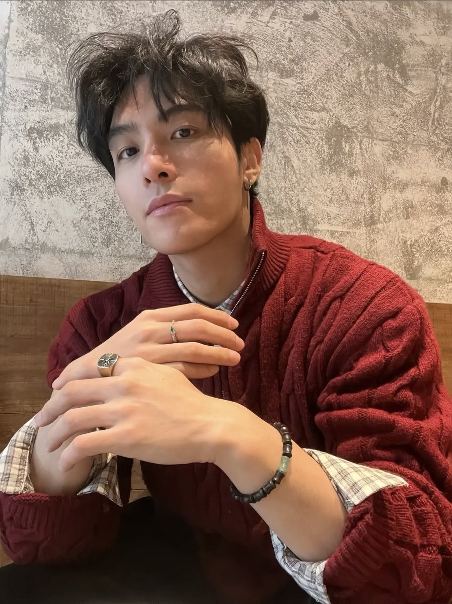 messy hair but still handsome 🫠